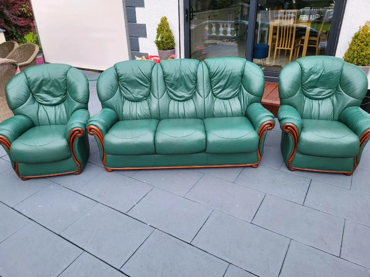 Lovely Italian made 3pce suite - Image 1