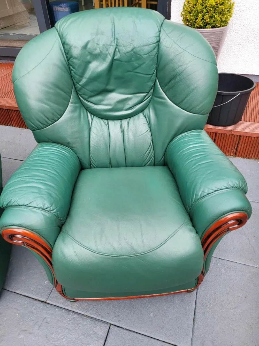 Lovely Italian made 3pce suite - Image 3
