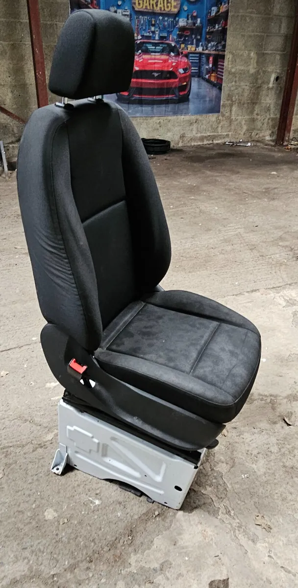 Single passenger seat - Image 2