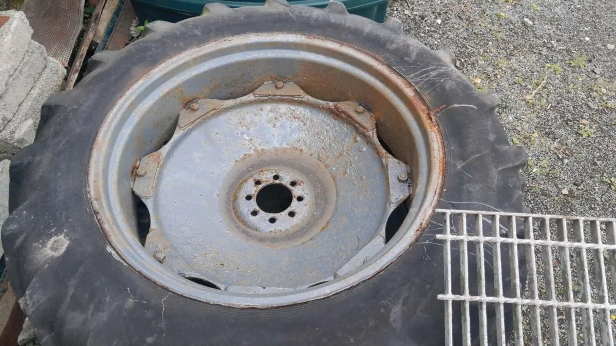 MASSEY FERGUSON 165 TYRES - Image 3