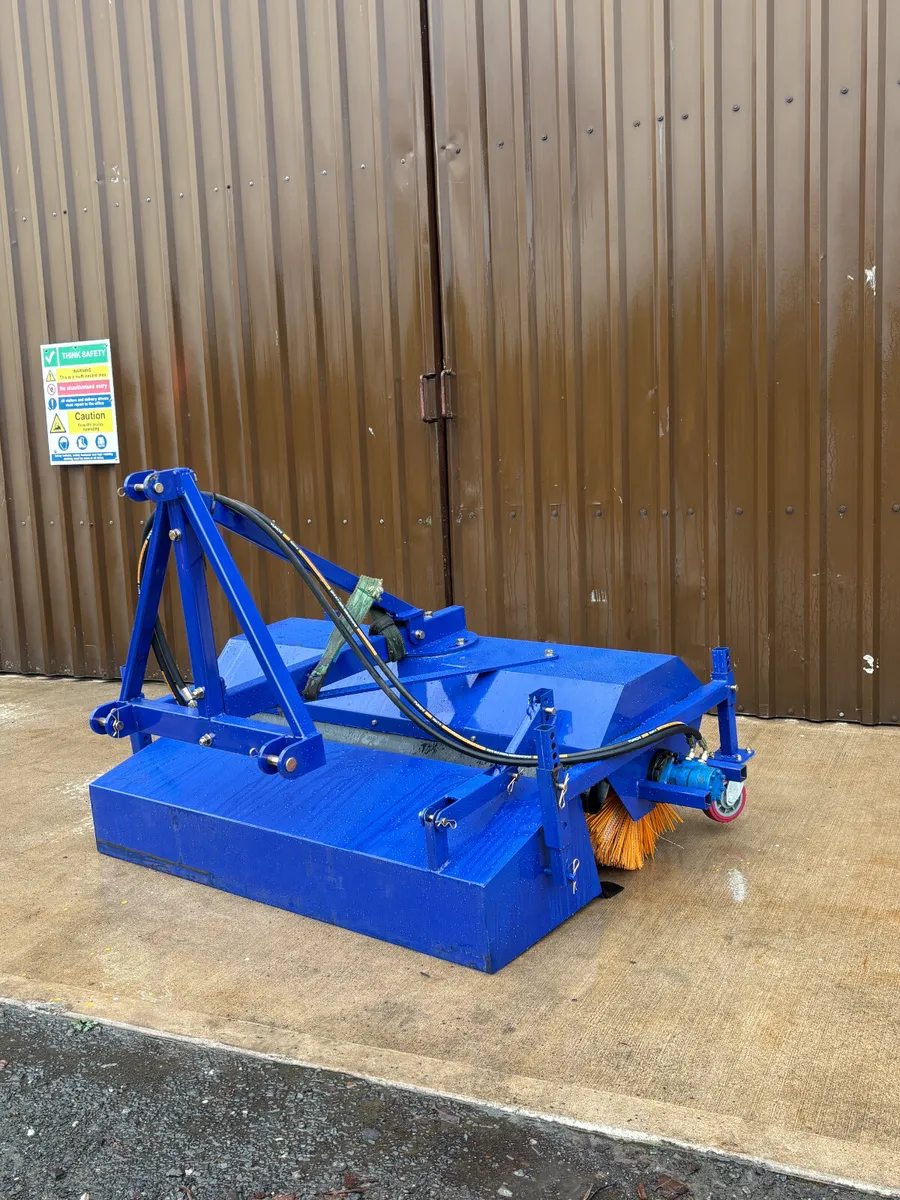Hydraulic Tractor Road Sweeper Collector - Image 1