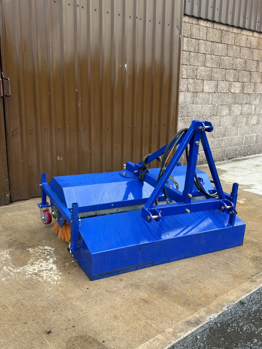 Hydraulic Tractor Road Sweeper Collector - Image 4
