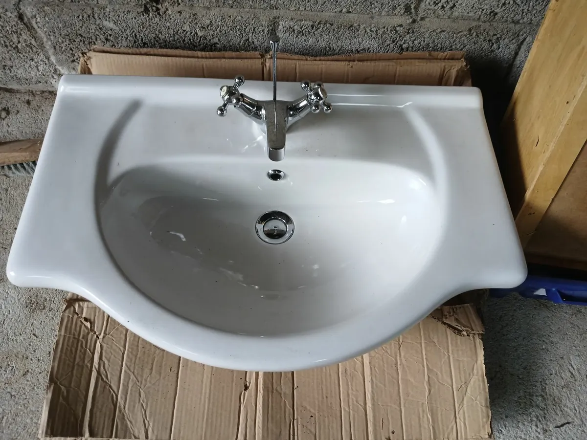 Bathroom basin and mixer taps - Image 2