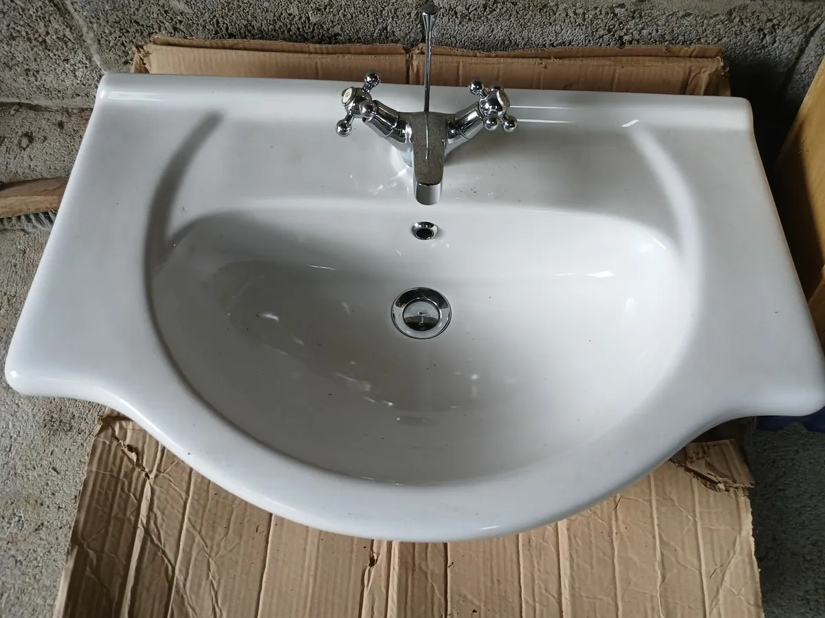 Bathroom basin and mixer taps - Image 1