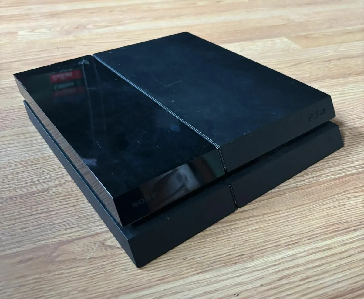 PlayStation 4 console, controllers and accessories - Image 1