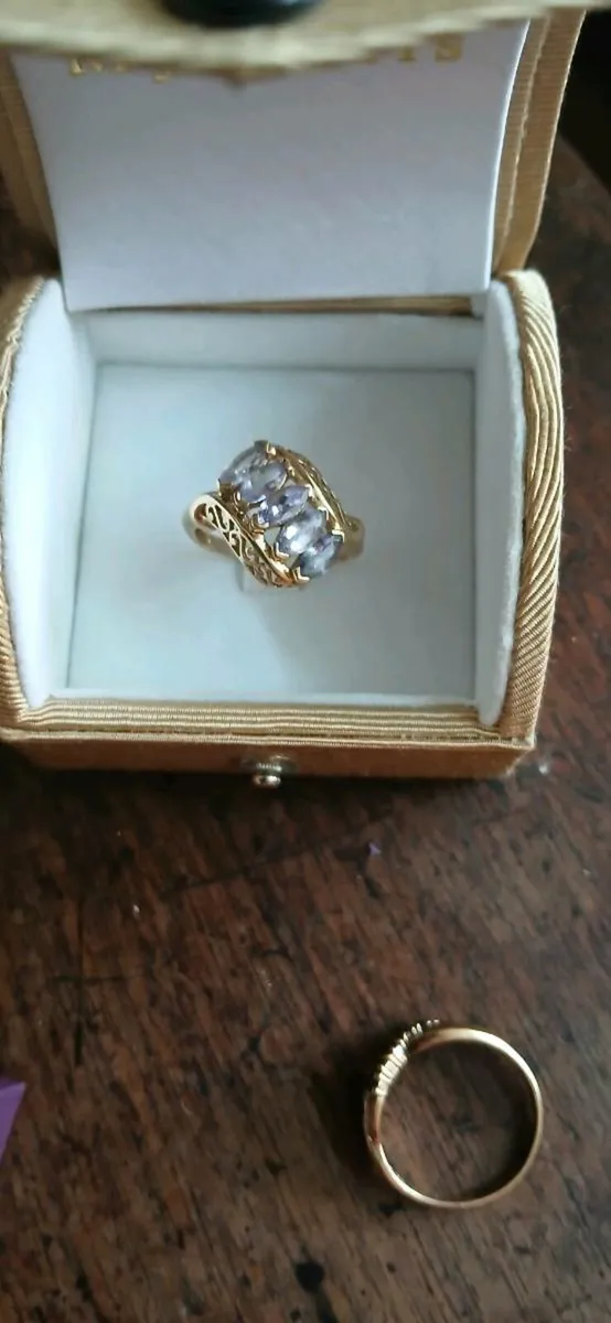 9ct gold and Tanzanite Ring - Image 1