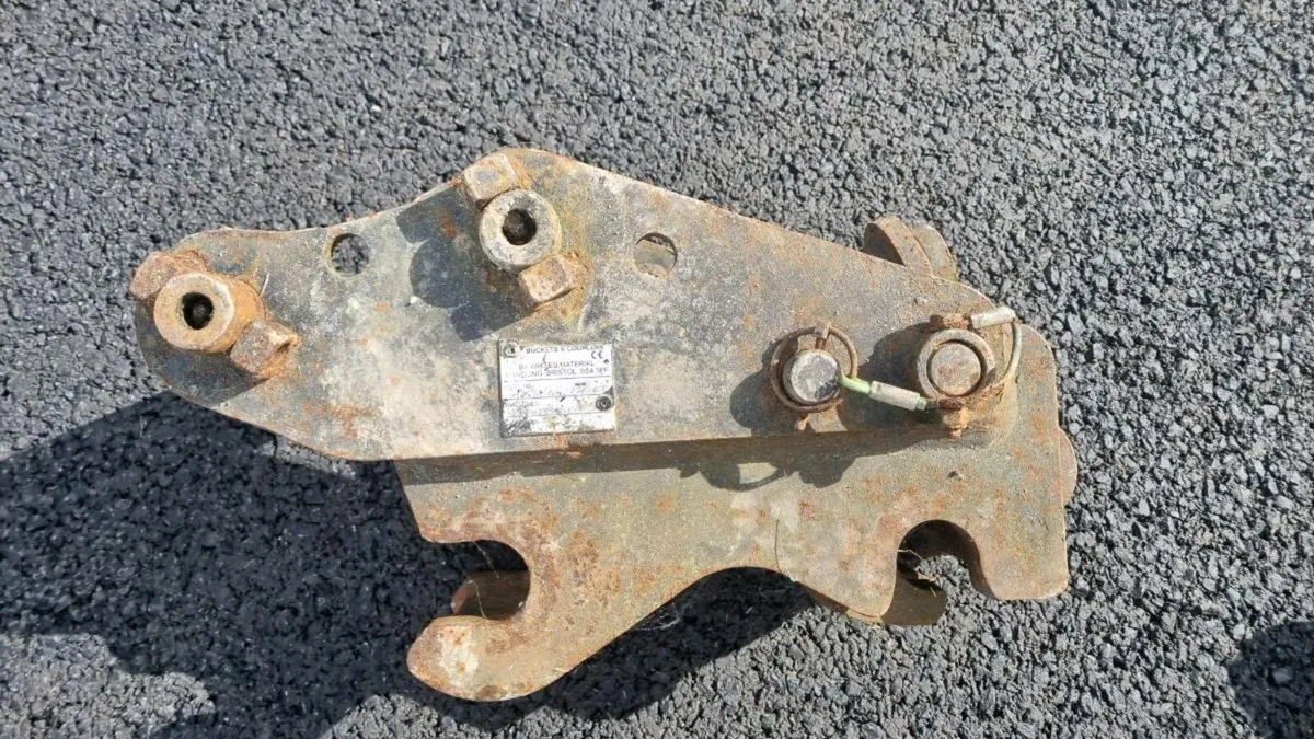 2.7 ton quick hitch mini digger - Image 1