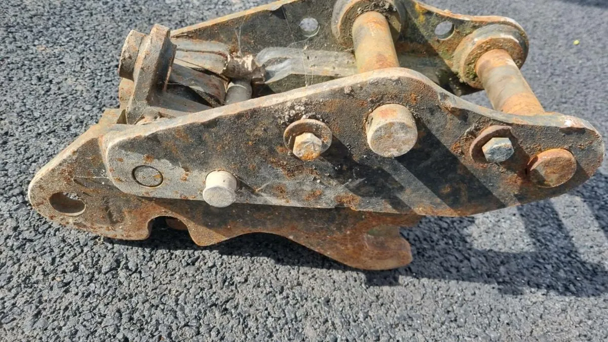 2.7 ton quick hitch mini digger - Image 2