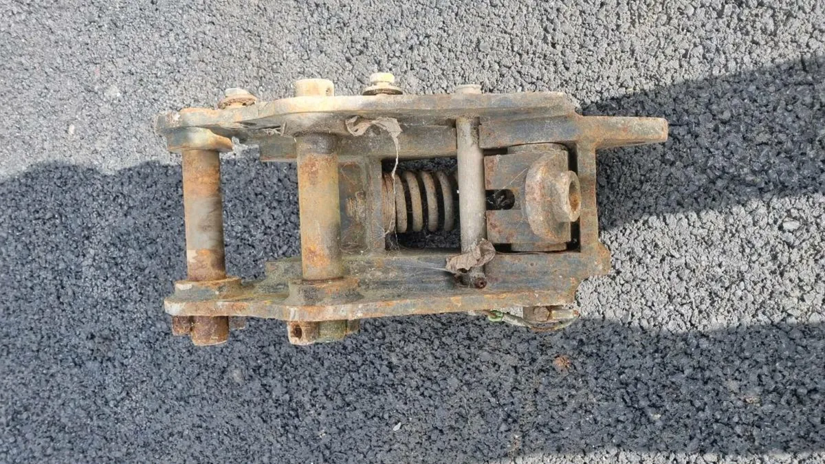 2.7 ton quick hitch mini digger - Image 3