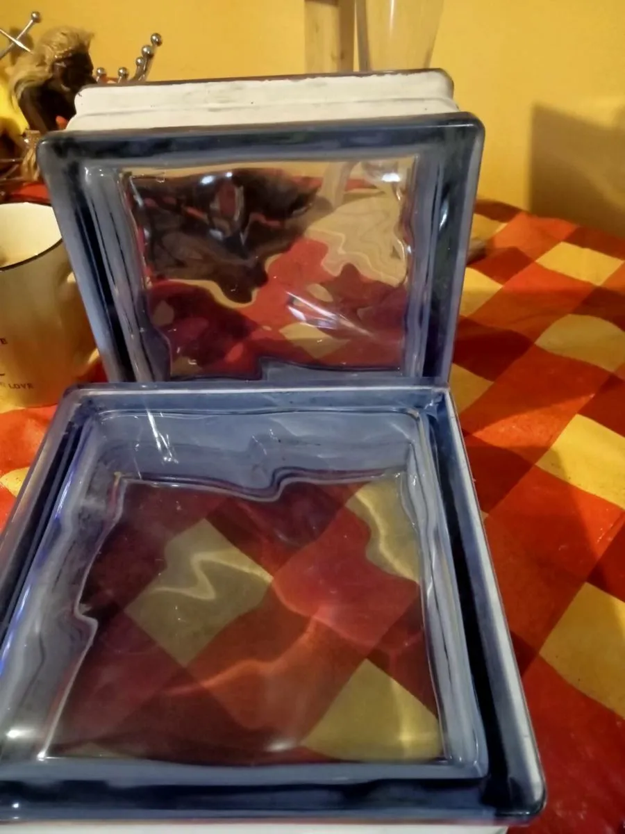 2 blue glass bricks - Image 1