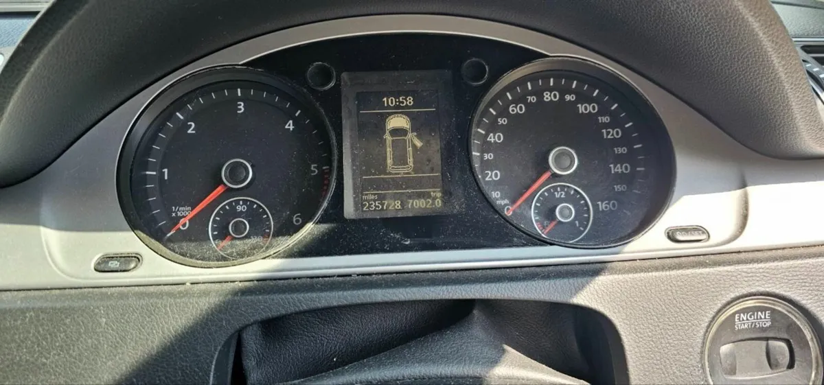 Volkswagen Passat 2011 - Image 2
