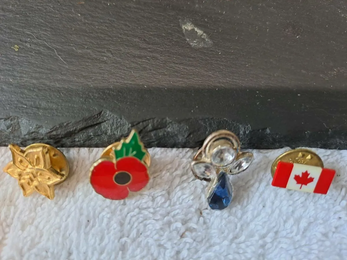 8 pins - Image 1