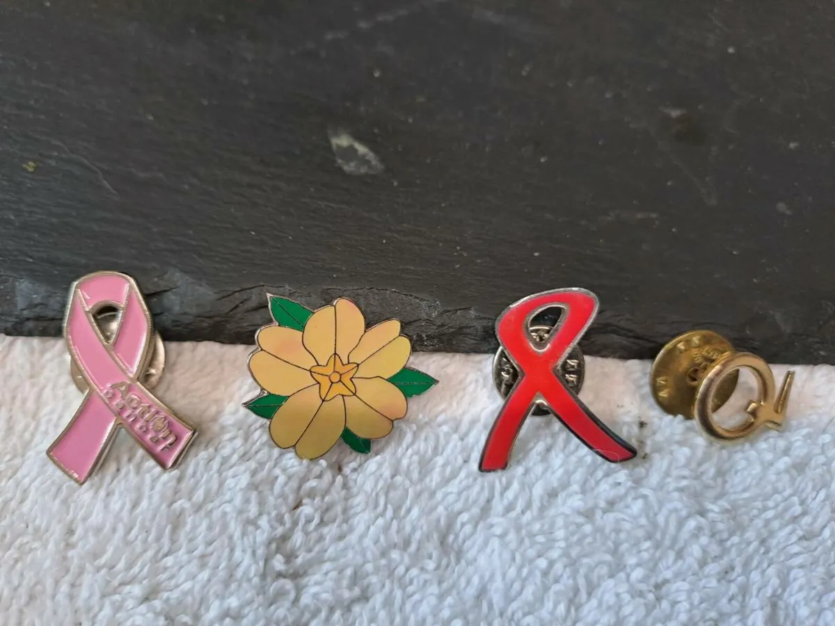 8 pins - Image 2