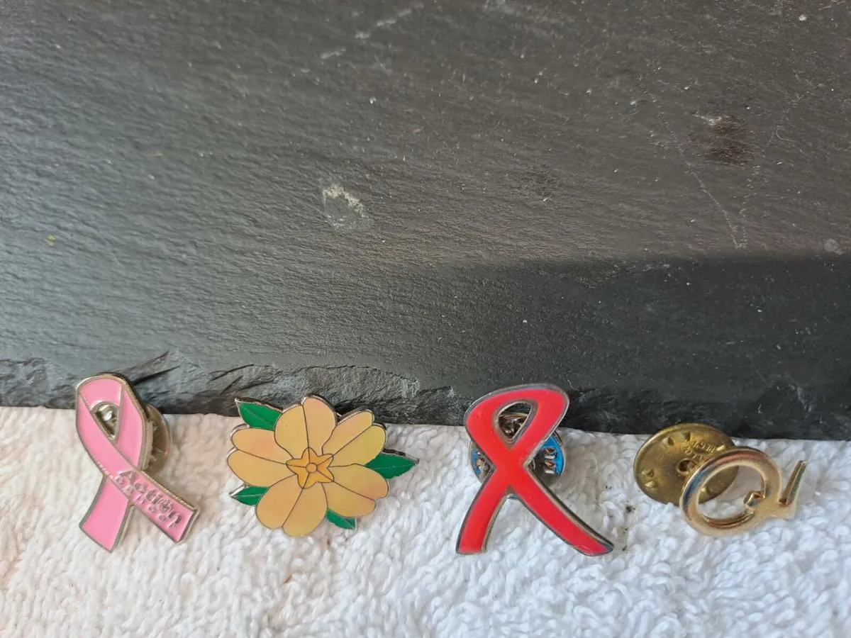 8 pins - Image 3