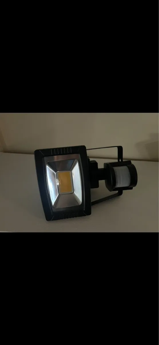 Led Outdoor Floodlight 22W with sensor NEW - Image 2