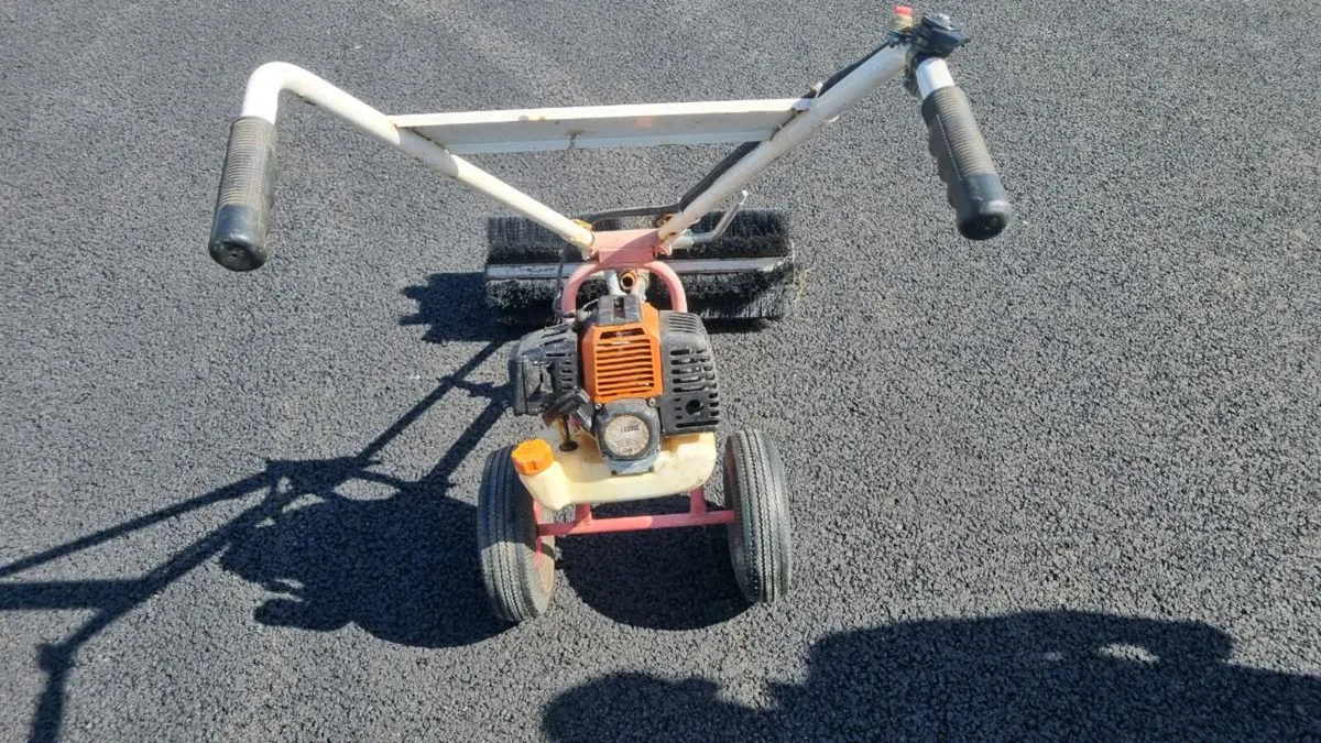 Engine powered road sweeper - Image 2