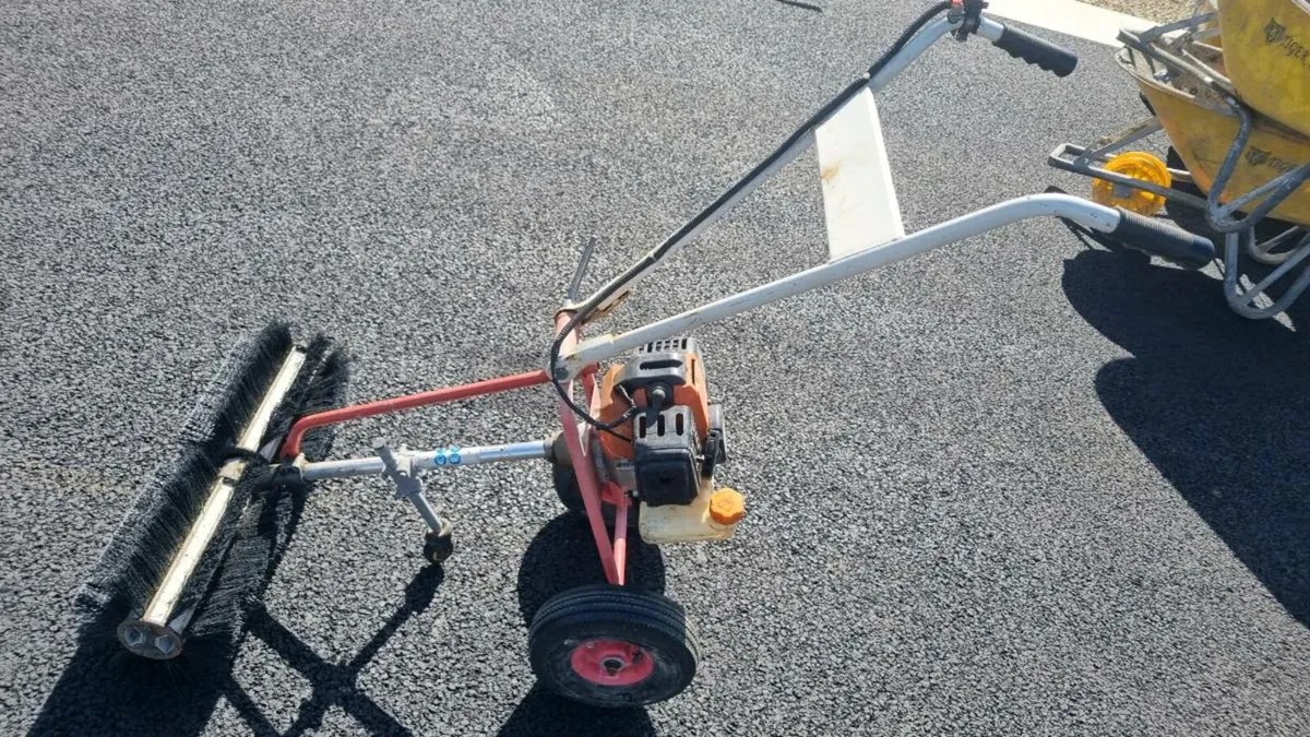 Engine powered road sweeper - Image 3