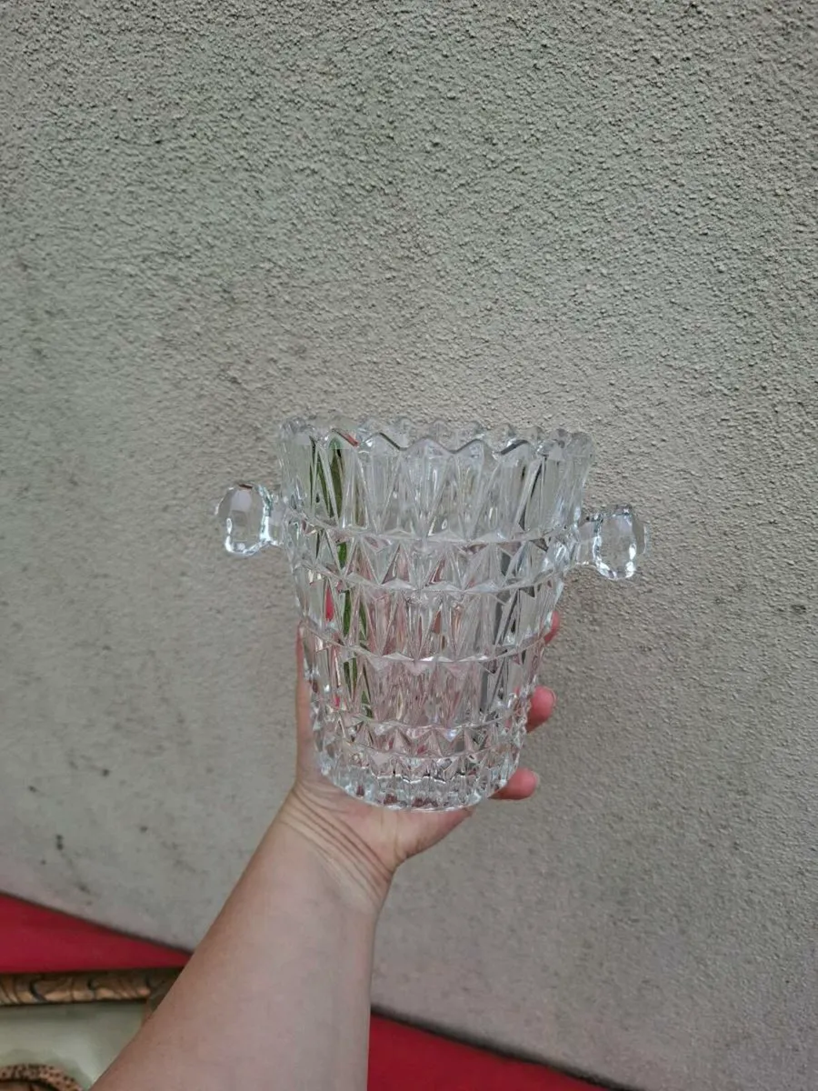 Small glass ice bucket postage possible