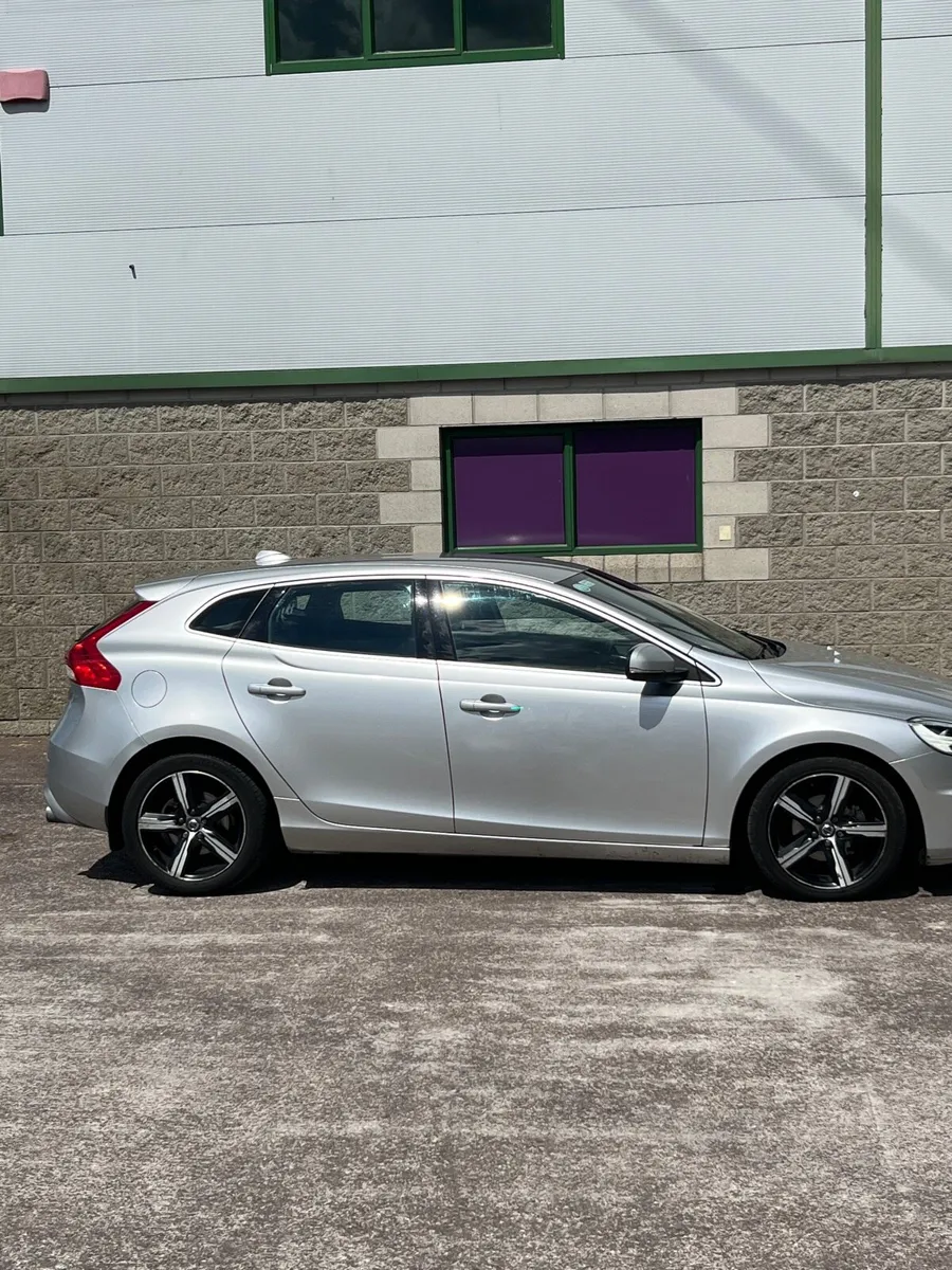 Volvo v40 R design d2 - Image 2