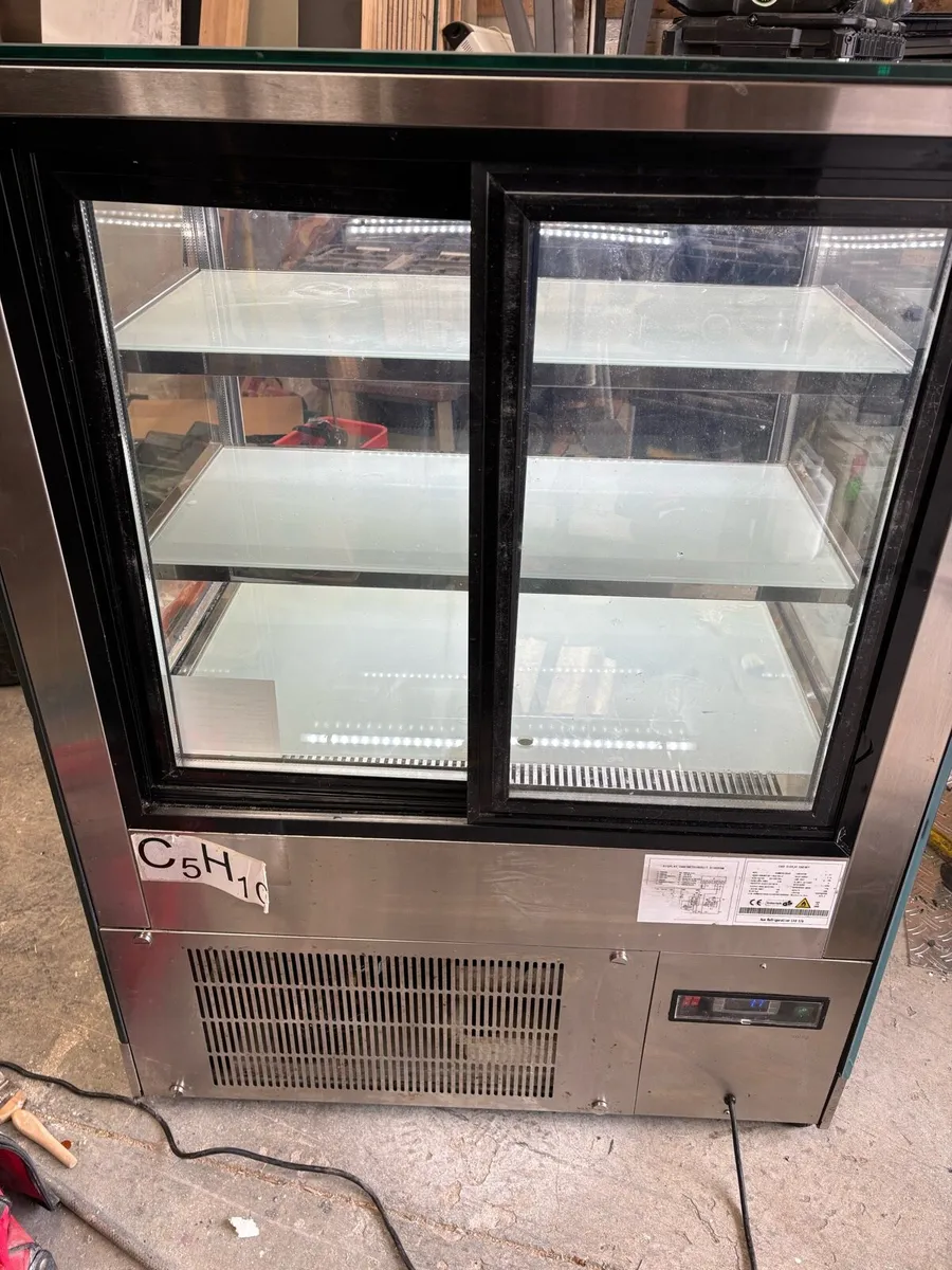 900 wide cake display fridge - Image 2