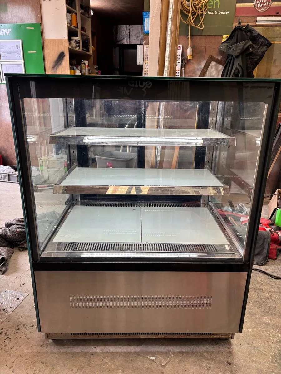 900 wide cake display fridge - Image 1