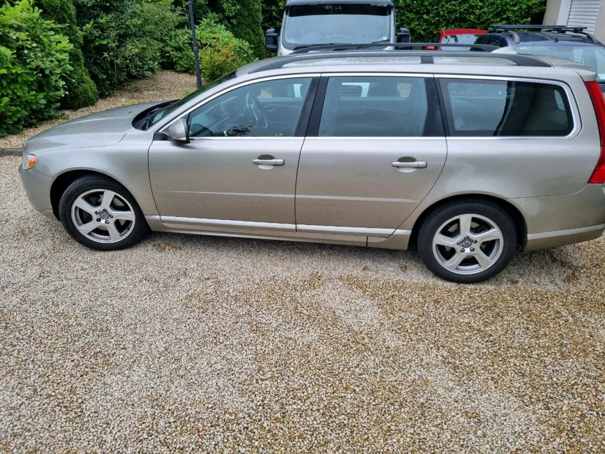 Volvo V70 - Image 2