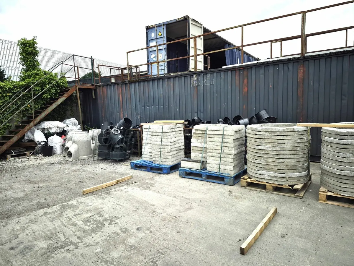 40ft Container with Internal Lighting and Railings - Image 1