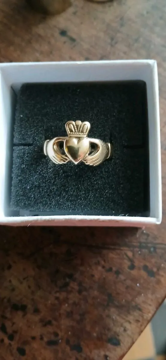 9ct.Mans Claddagh Ring - Image 1