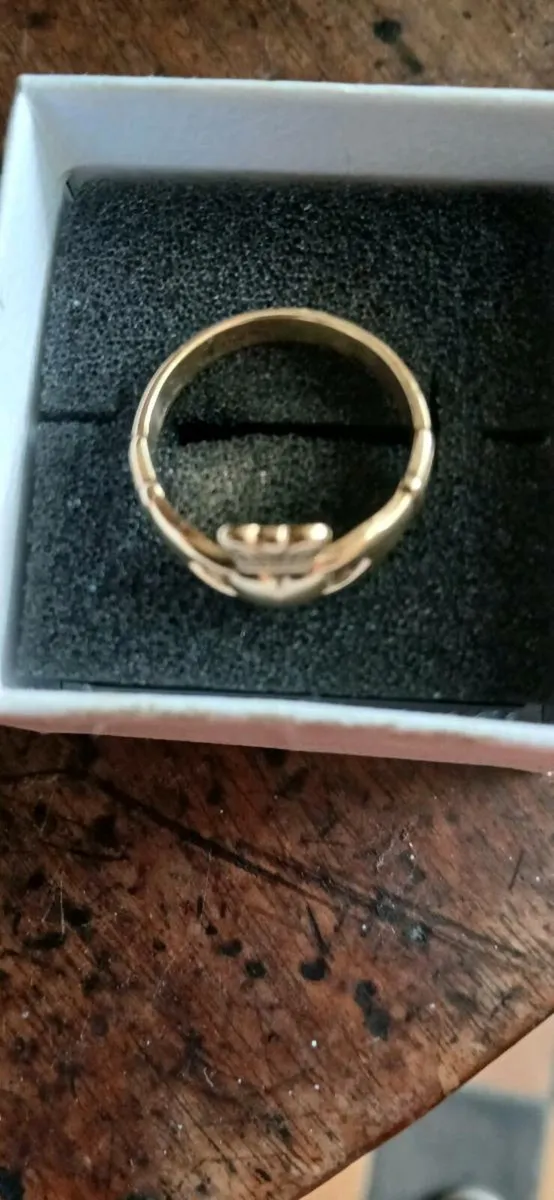 9ct.Mans Claddagh Ring - Image 2