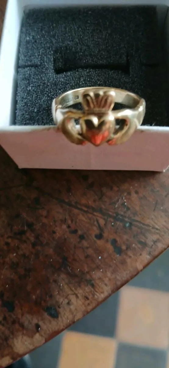 9ct.Mans Claddagh Ring - Image 3