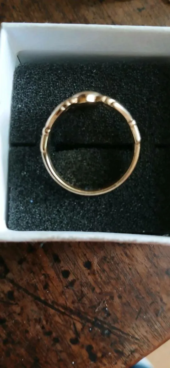 9ct.Mans Claddagh Ring - Image 4