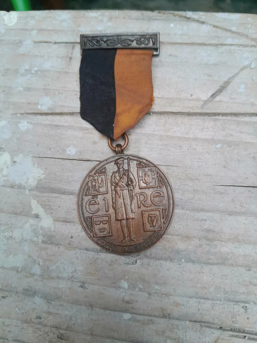 Black and tan medal - Image 1
