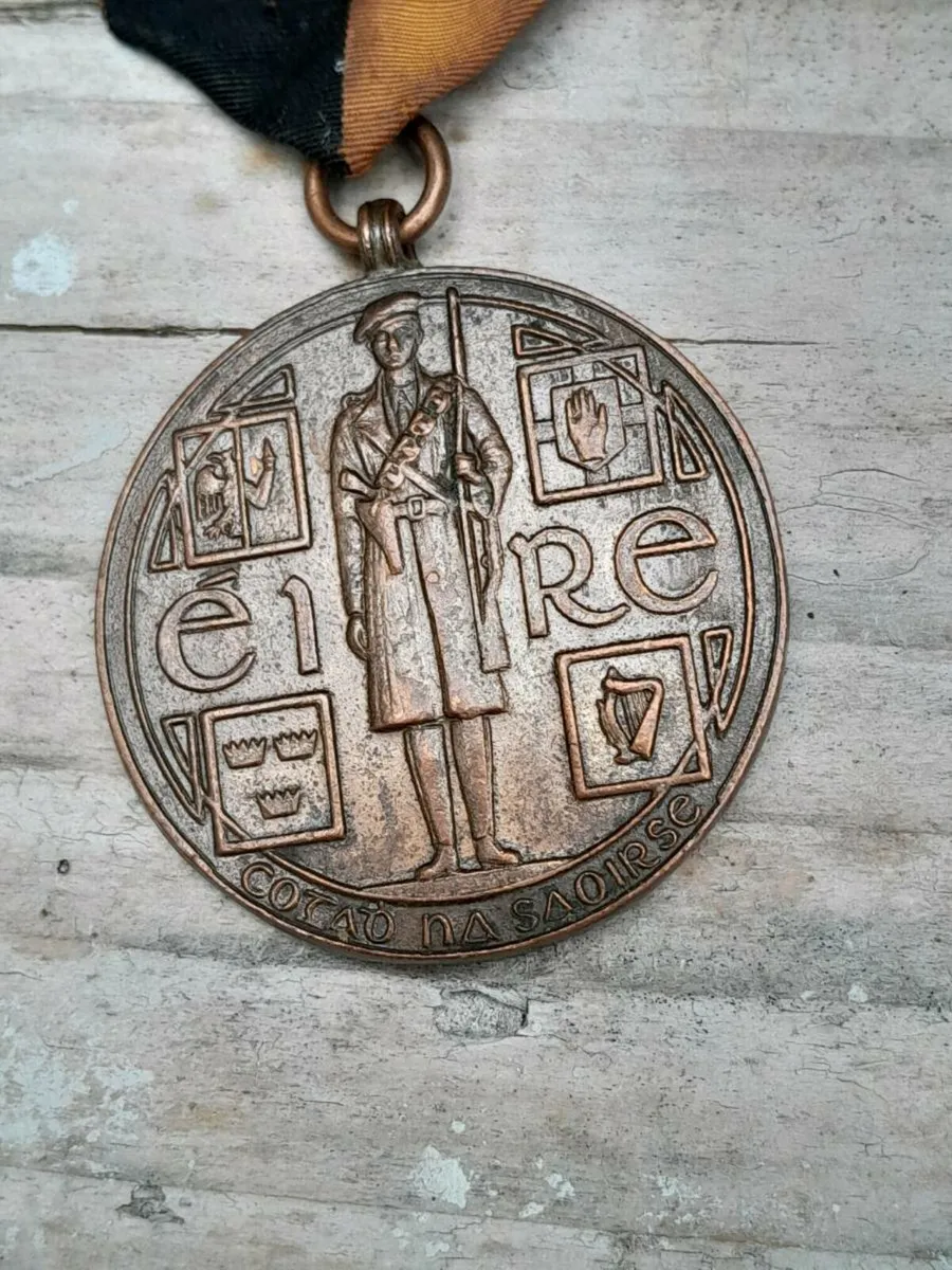 Black and tan medal - Image 2
