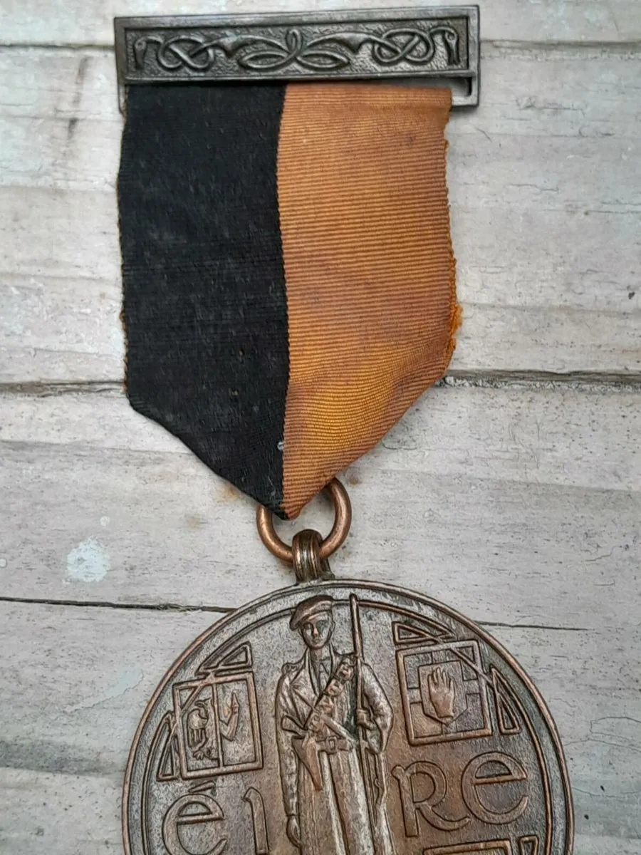 Black and tan medal - Image 3