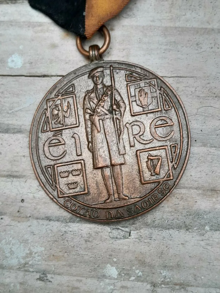 Black and tan medal - Image 4