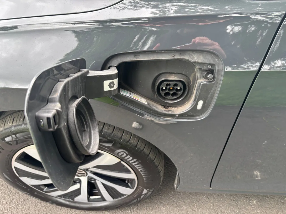 Volkswagen Golf 1.4 TSI GTE 245PS 5DR AUTO - Image 3