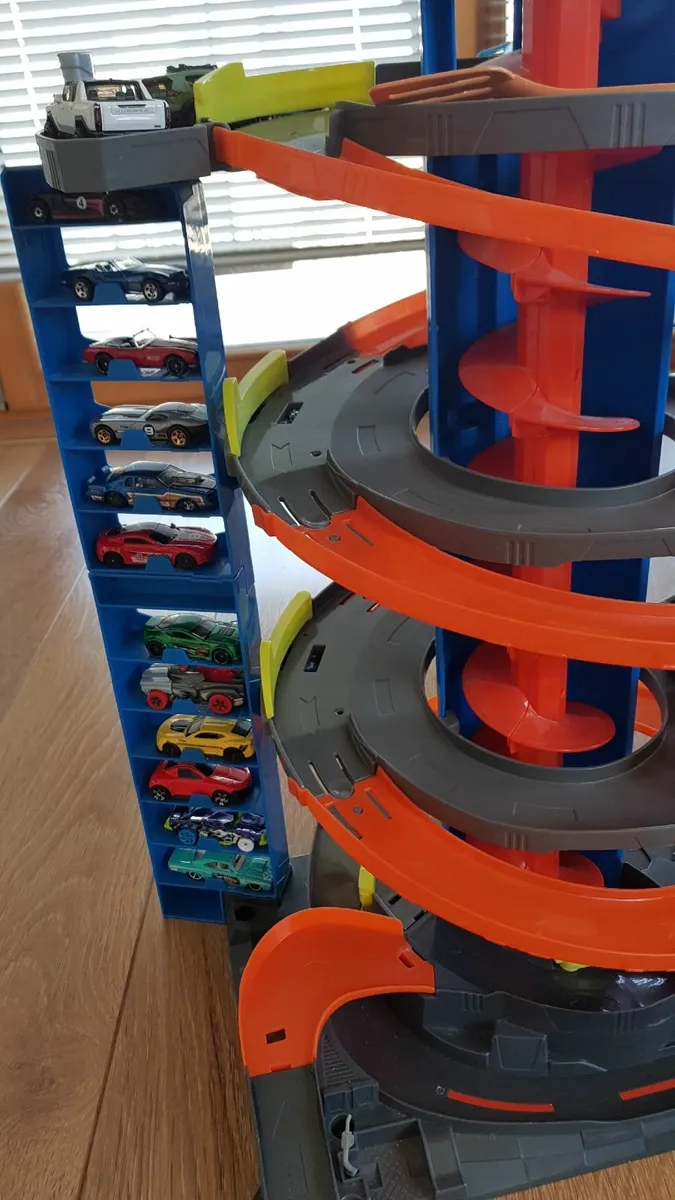 Hot Wheels City Mega garage  with cars - Image 4