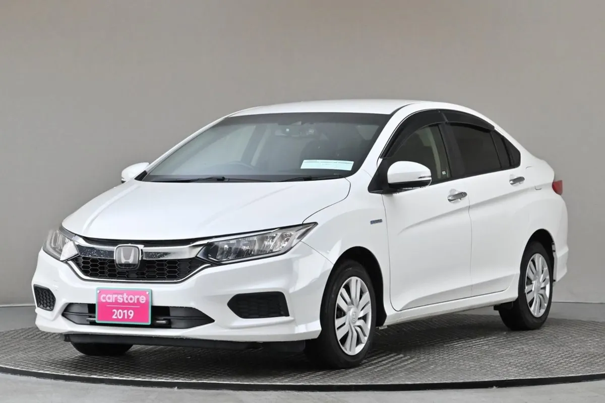 Honda Grace 1.5 Hybrid 4DR Auto  reverse Cam priv - Image 3