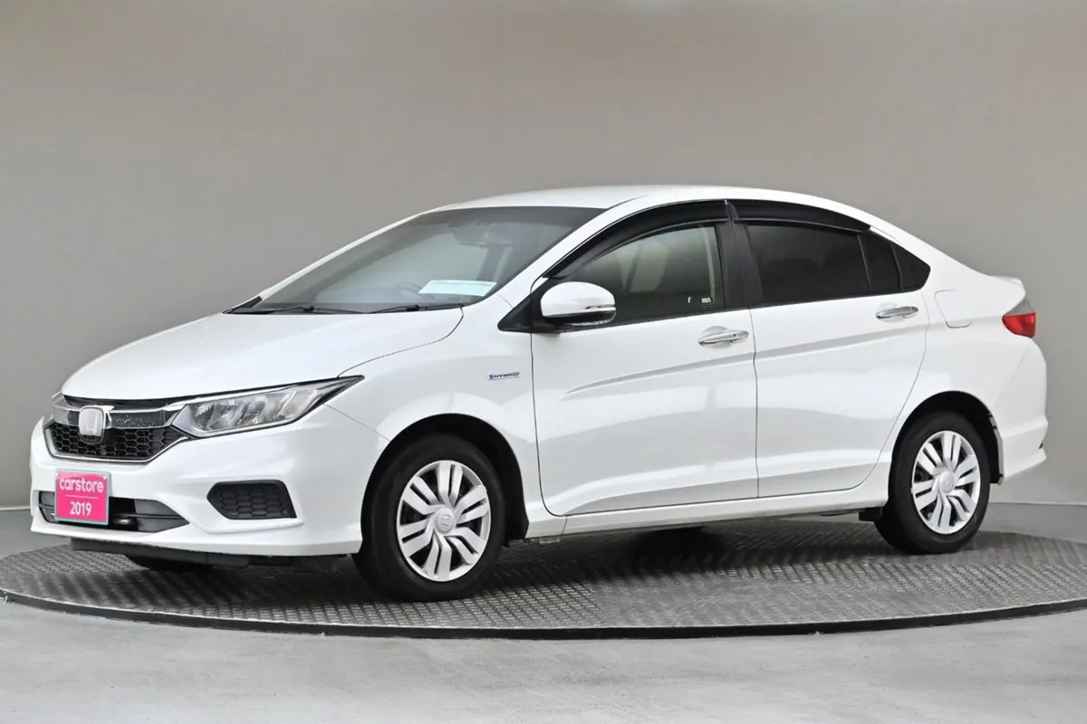 Honda Grace 1.5 Hybrid 4DR Auto  reverse Cam priv - Image 4