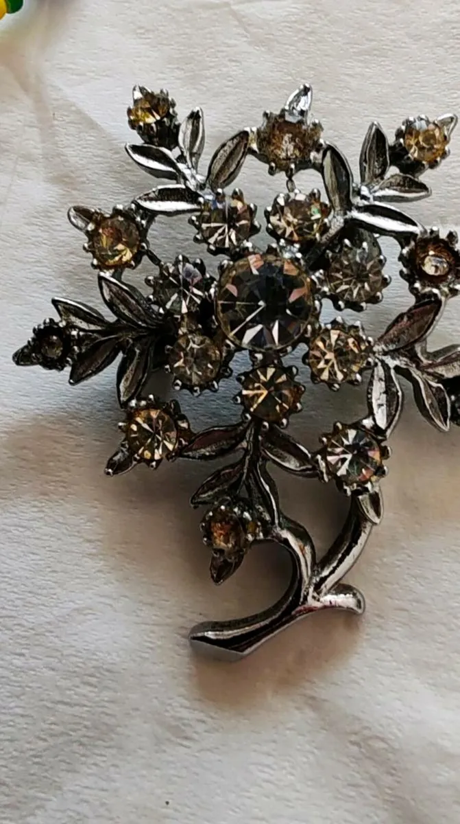 Retro brooch with sparkling stones - Image 2