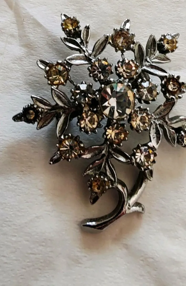 Retro brooch with sparkling stones - Image 1