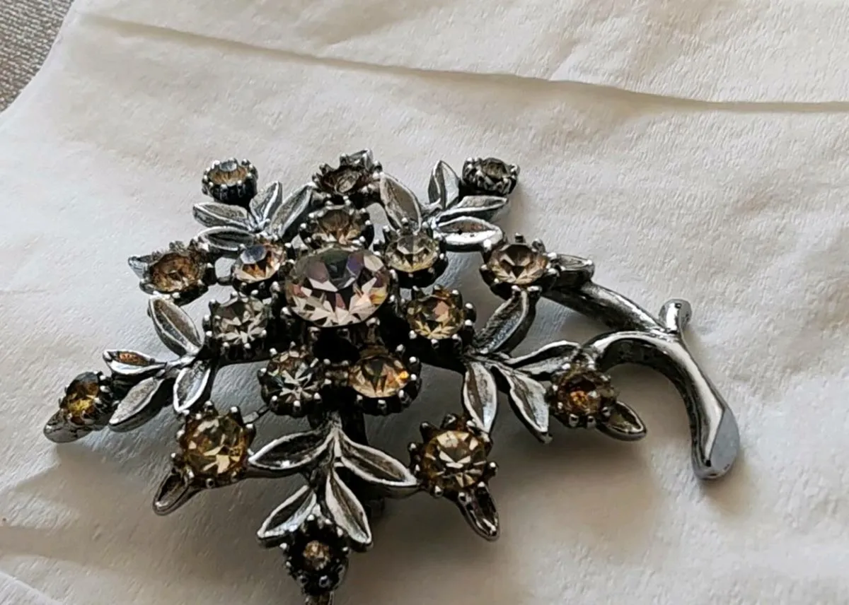 Retro brooch with sparkling stones - Image 3