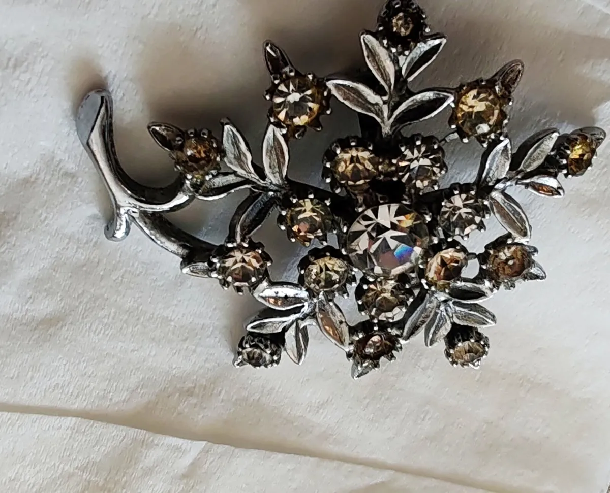 Retro brooch with sparkling stones - Image 4