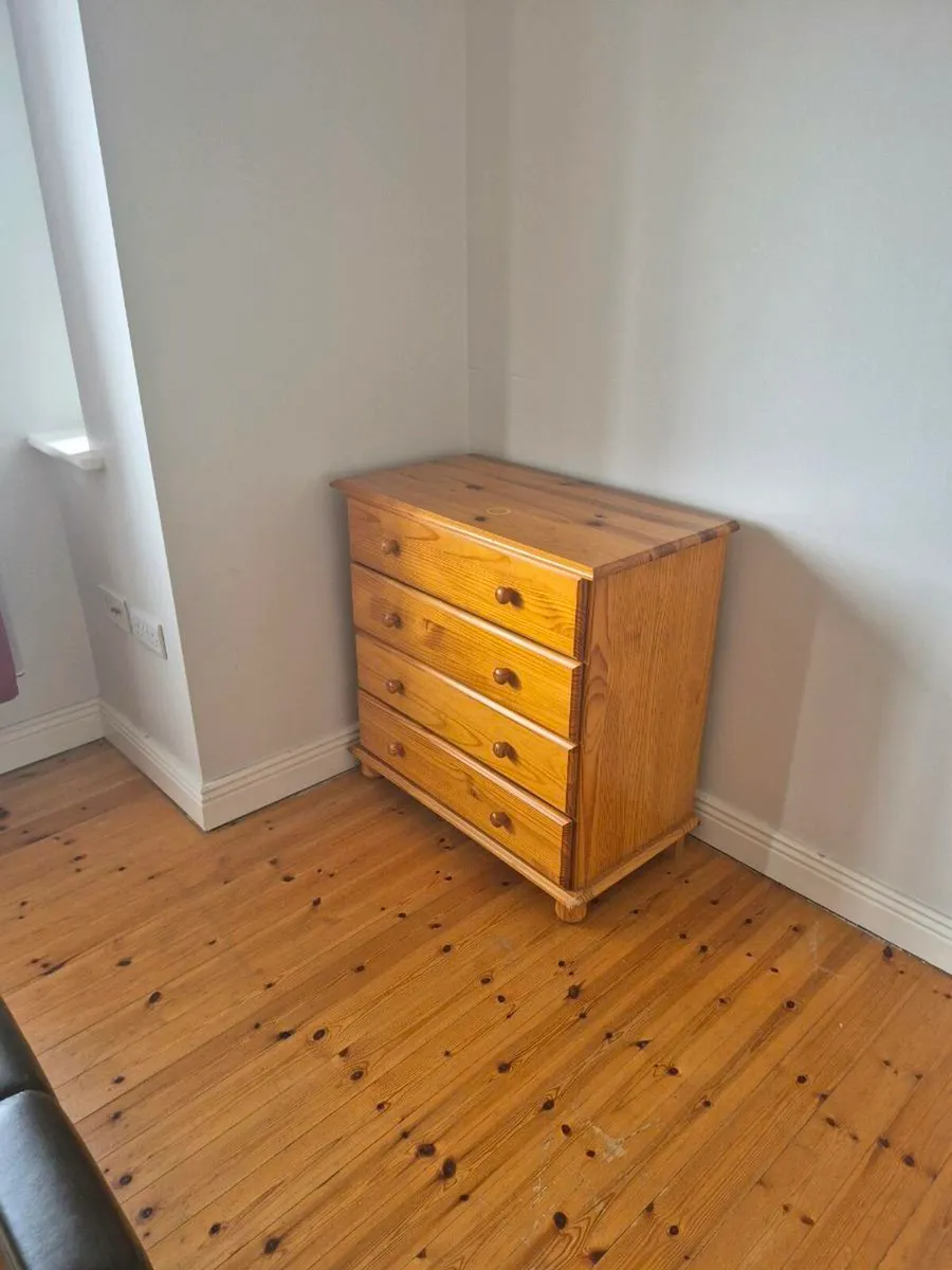 Chest pf drawers and 2 lockers - Image 1