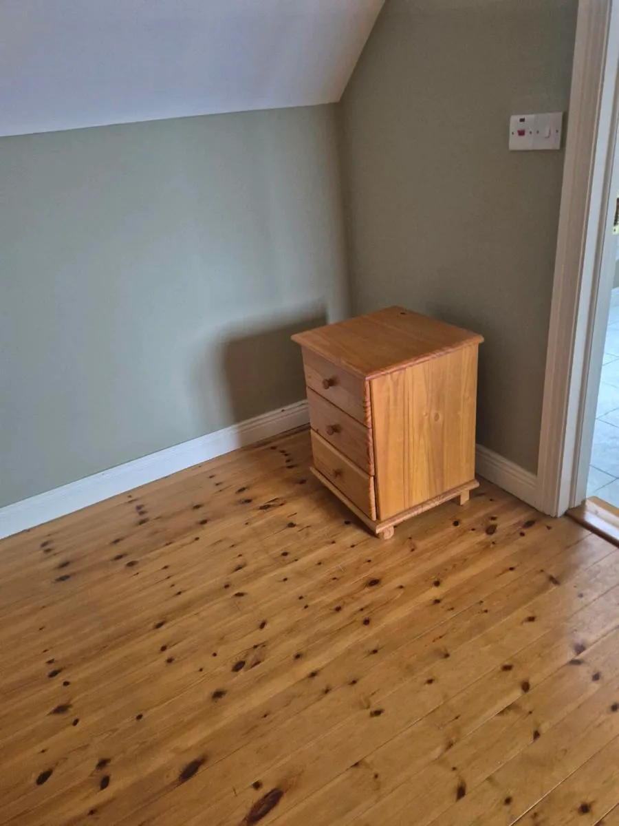 Chest pf drawers and 2 lockers - Image 2