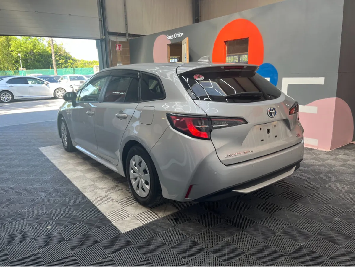 Toyota Corolla ONLY €17950! COROLLA 1.8 HYBRID / 1 - Image 4