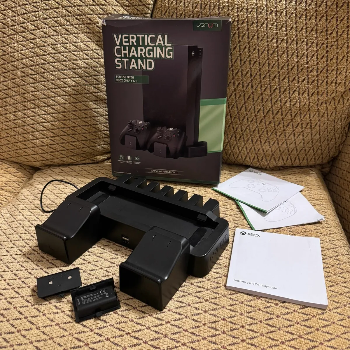2xBatteries Xbox One X/S Vertical Charging Dock - Image 1