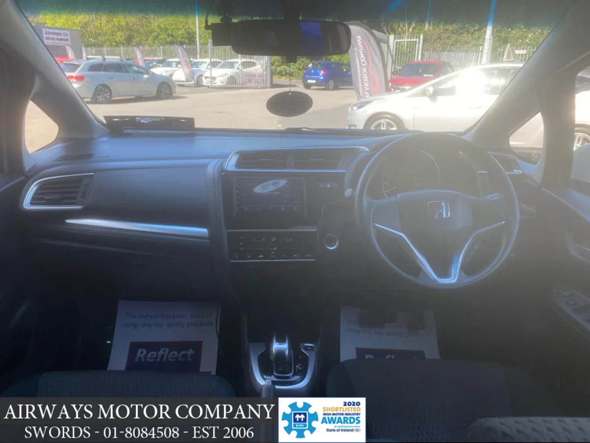 Honda Fit 1.5 HYBRID *CARPLAY * SAT NAV * REV CAM - Image 4