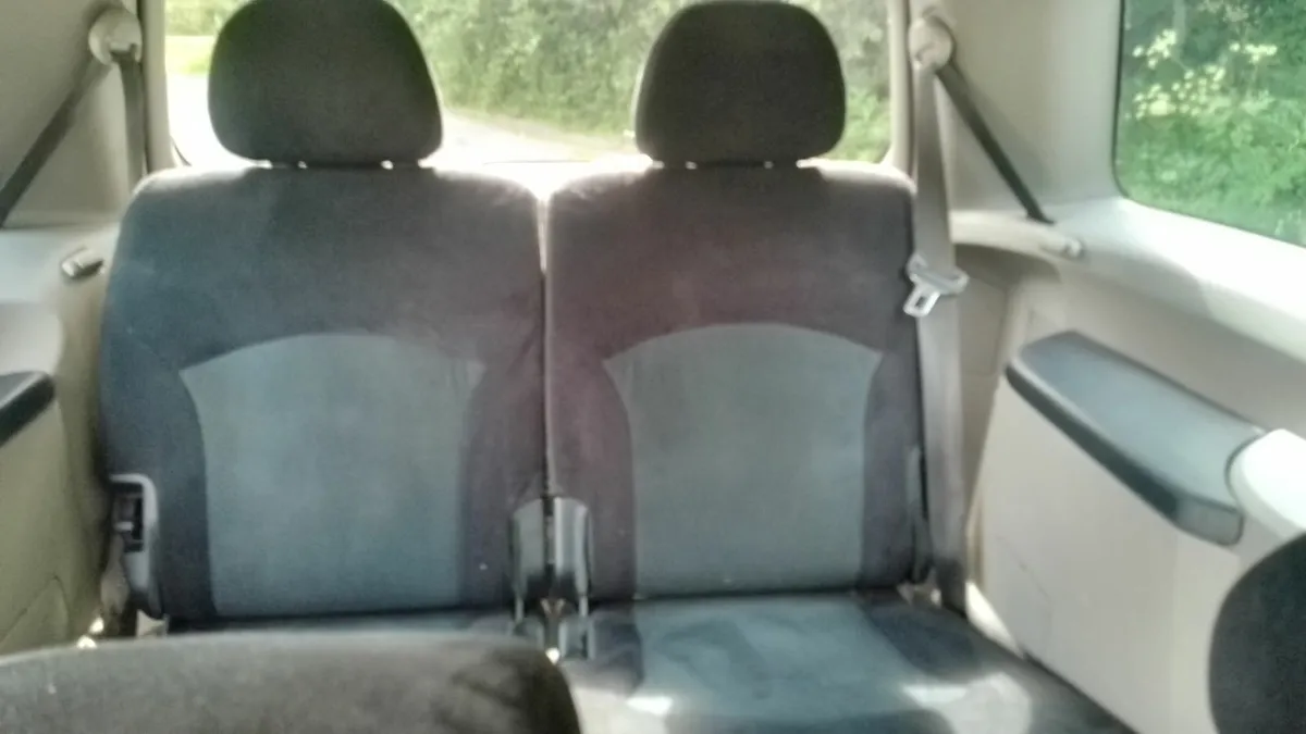 Mitsubishi Grandis 2010 - Image 2