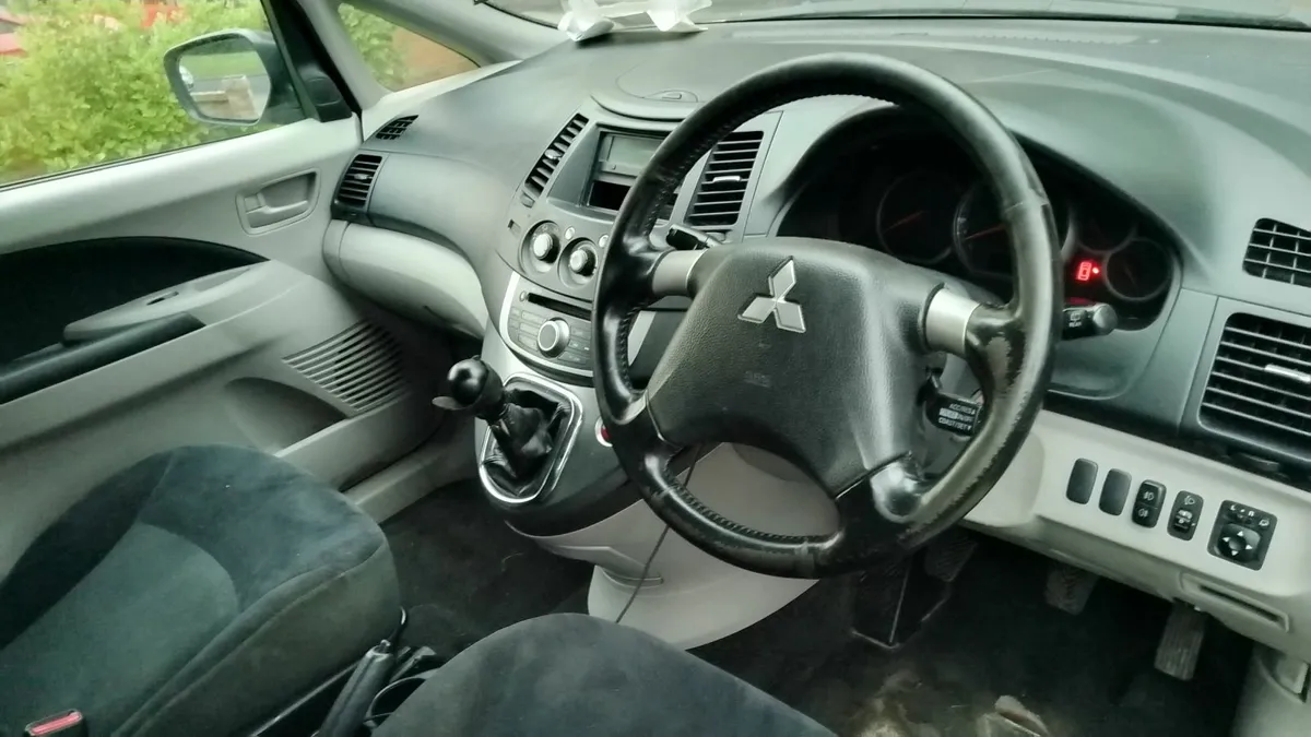 Mitsubishi Grandis 2010 - Image 3